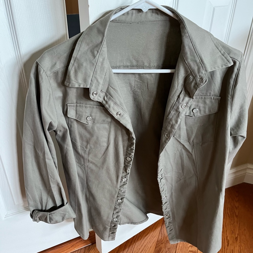 Shirt/light jacket, light olive color